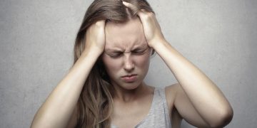 Mal di testa da cervicale: cause, sintomi, esercizi, farmaci, rimedi naturali, quanto dura